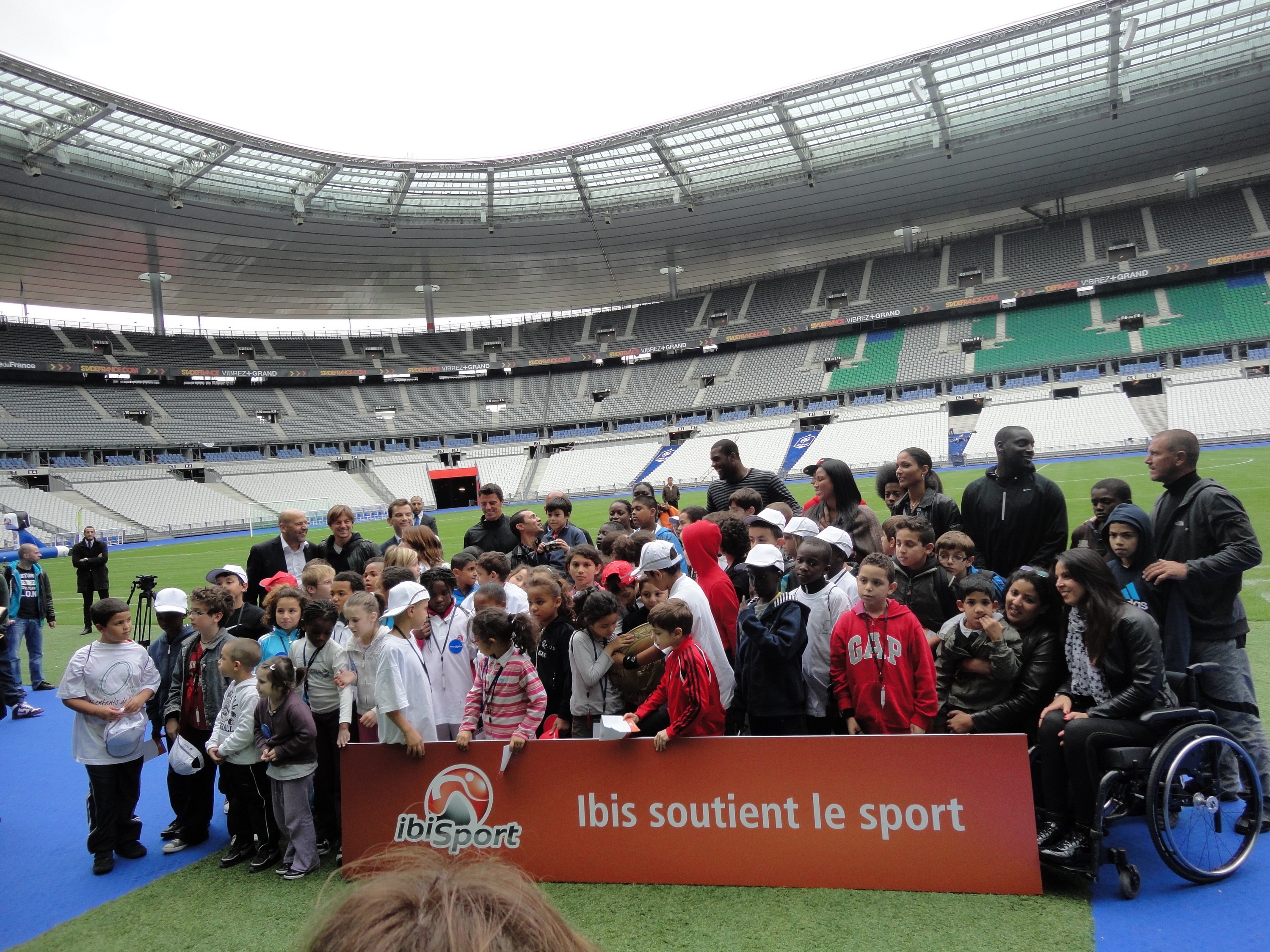 Une quinzaine d'enfants du Secours populaire au stade de France avec des grands sportifs