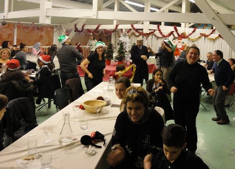 Reveillon de noël à la Fédération de Paris du Secours populaire où les personnes accompagnées par l'association ont passées un bon moment