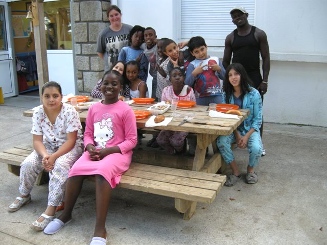 Séjour en centre de vacances et de loisirs pour les enfants accompagnés par le Secours populaire