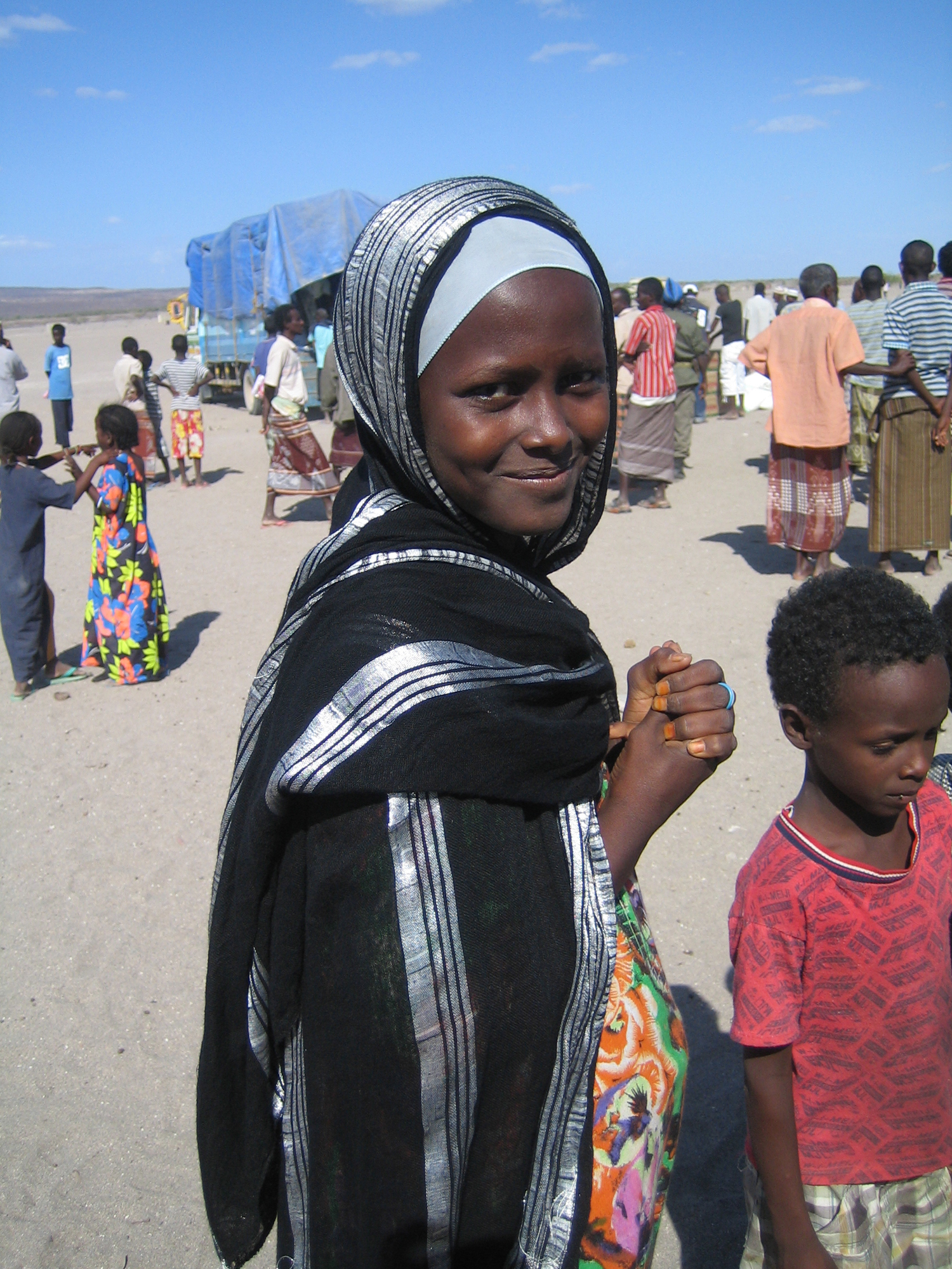 Une femme à la distribution alimentaire du Secours populaire au Djibouti