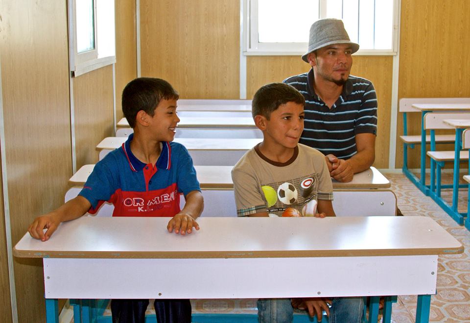 Les futurs élèves essaient la nouvelle classe Les futurs élèves essaient la nouvelle classe