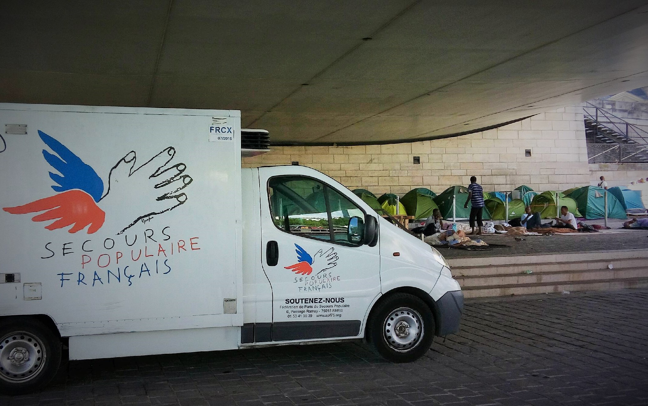 Distribution de denrées alimentaires a l'été 2015, quai d'Austerlitz, où 300 personnes campent. Distribution de denrées alimentaires a l'été 2015, quai d'Austerlitz, où 300 personnes campent.