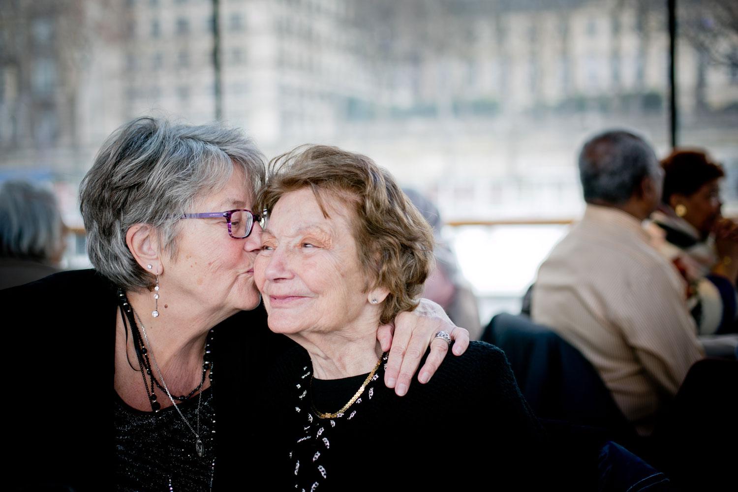 Déjeuner sur la Seine organisé le 31 décembre 2016 par le Secours populaire lors de l'édition 2017 des Pères Noël verts.