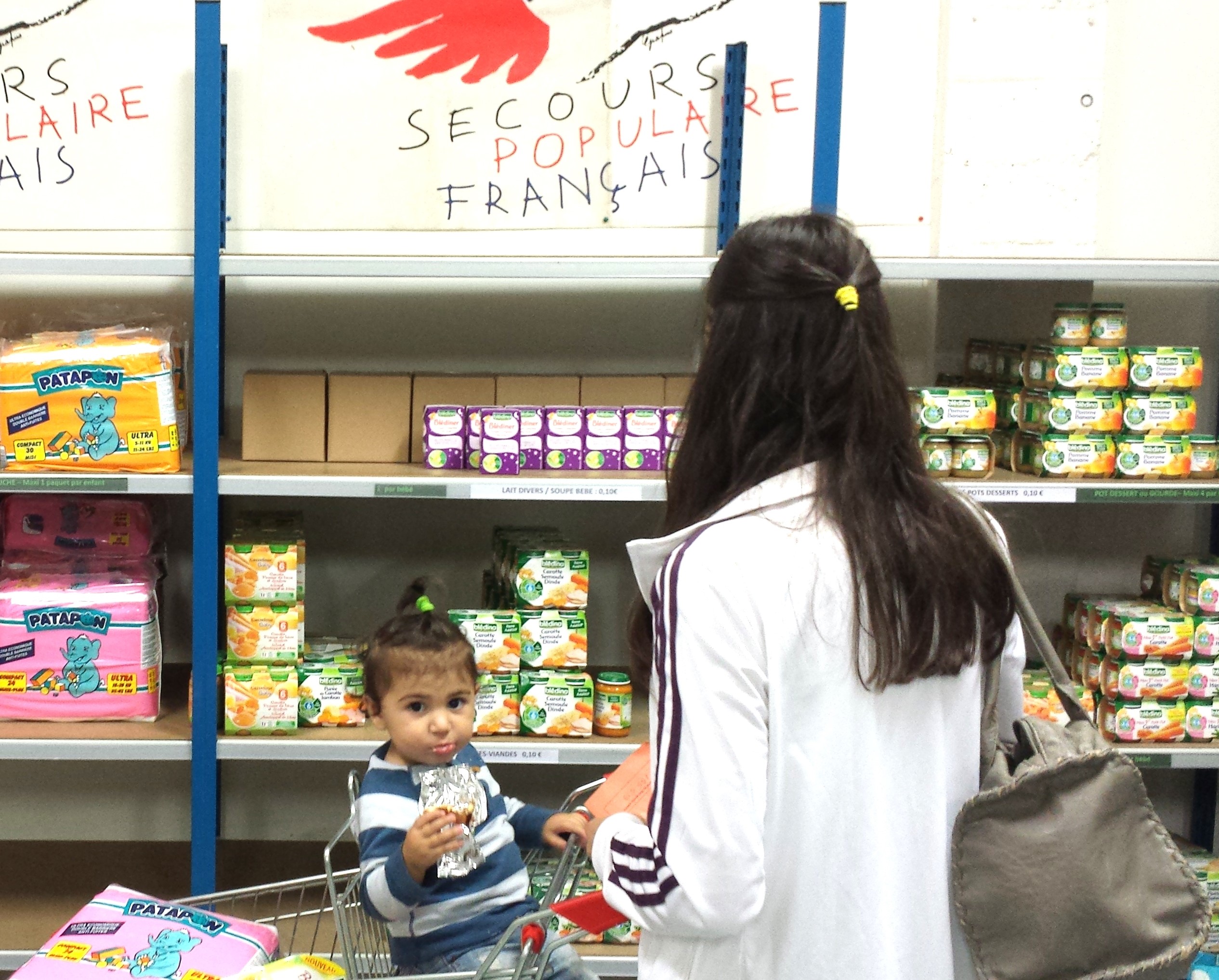 L'aide alimentaire bénéficie à de nombreux bébés et enfants.