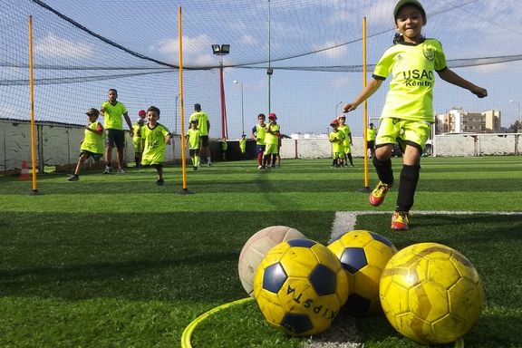 jeune joueuse de football