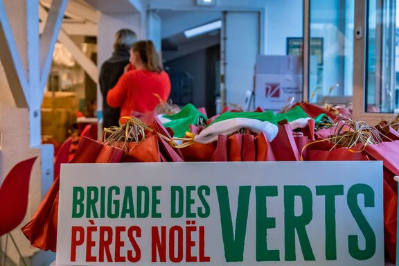 Bannière de la brigade des Pères Noël verts