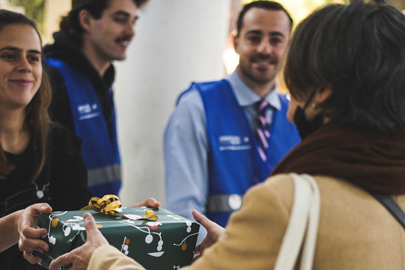 Paquets cadeaux solidaires du Secours populaire