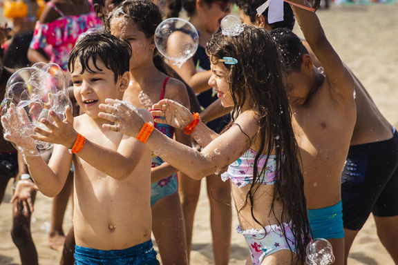 Offrez des souvenirs de vacances à ceux qui n'en ont pas !