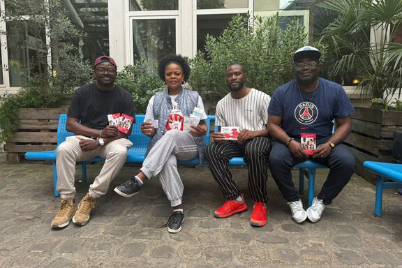 L'équipe de Bamesso et ses amis dans la cour de l'Espace Solidarité Ramey
