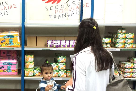 Produits de première nécessité pour les bébés fournis par le Secours populaire.