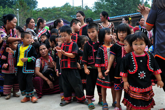 Des enfants de la région en costume traditionnel Lahu