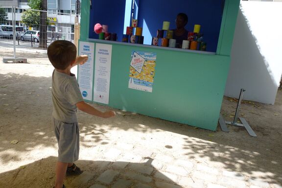 Jeu de "chamboule tout" organisé pour les enfants lors de Paris Plages 2013.