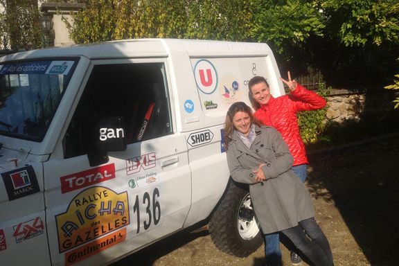 Frédérique Steff et Valérie Pellet prennent la pause devant leur véhicule