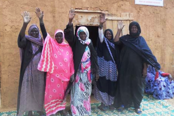 anciennes exciseuses mauritaniennes devant une des boutiques