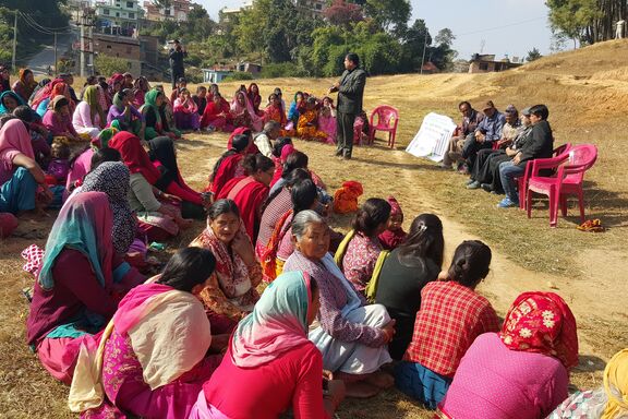Les femmes attendant la distribution des semences