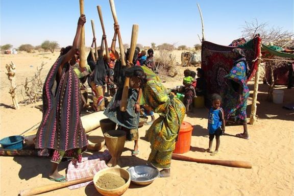 Femmes pilant le mil en Mauritanie