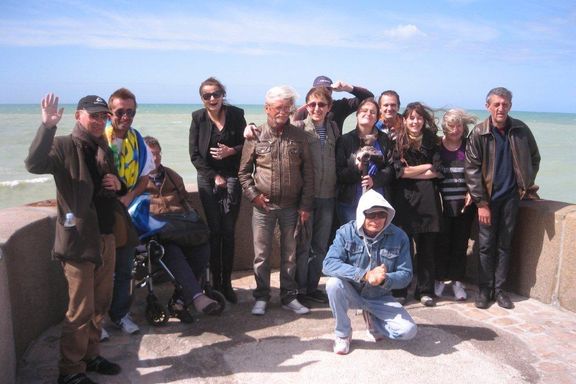 Bénévoles et bénéficiaires posent pour la photo!