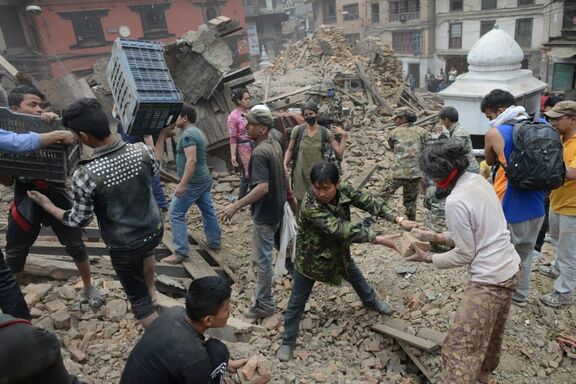 des habitants déblaient les décombres à la suite du séisme à Katmandou