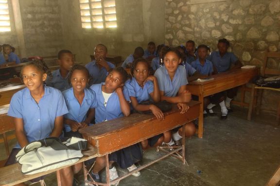 Ecolières de l'école Présbytèrale de Pélagie, dans la commune de Côtes-de-Fer, sinistrée par le séisme.