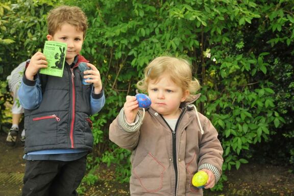 Des enfants fiers d'eux après la chasse aux oeufs