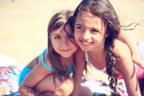 Deux petites filles sur les plages de Normandie
