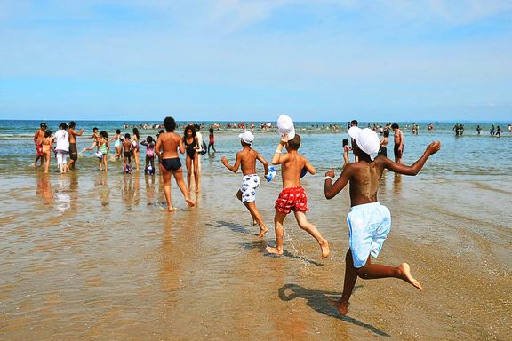 Baignade sur la plage de Oustreham en Normandie