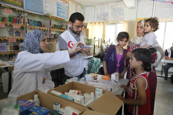 Clinique mobile assurée par PMRS dans une école à Gaza.