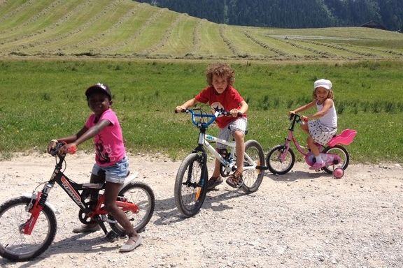 Balade à vélo en montagne en famille