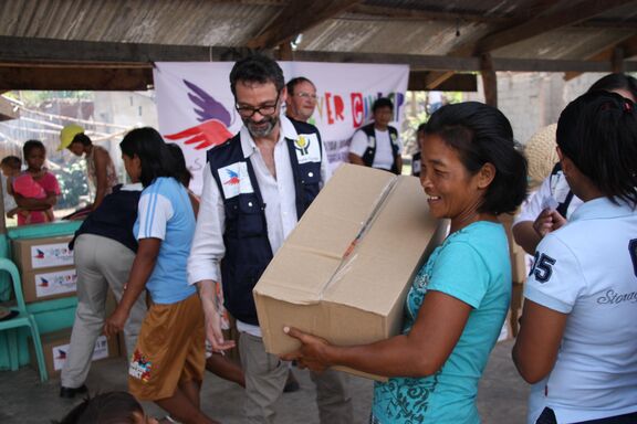 Distribution de produits de première nécessité sur l'île de Busuanga, aux Philippines, suite au passage du typhon Haiyan
