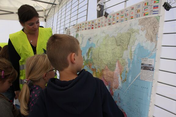 Des enfants placent des capitales sur une carte du monde