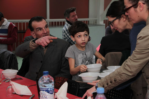 Bénévoles adultes et enfant aident au service