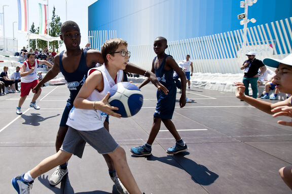 Tournoi de basket avec des enfants du Secours populaire