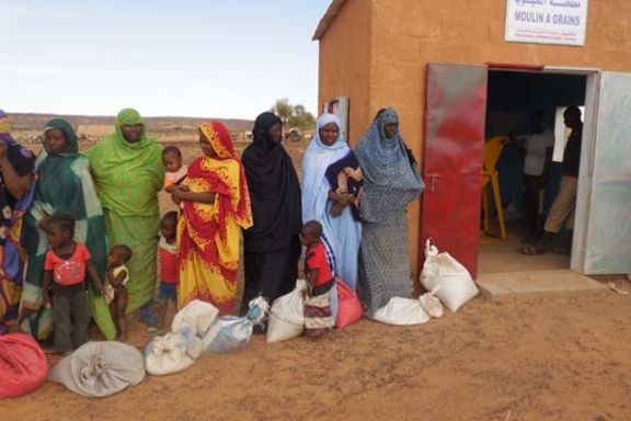 femmes faisant la queue pour moudre leurs céréales