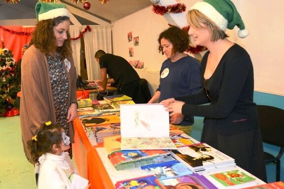 Les bénévoles se transforment en Pères Noël verts pour le bonheur des enfants