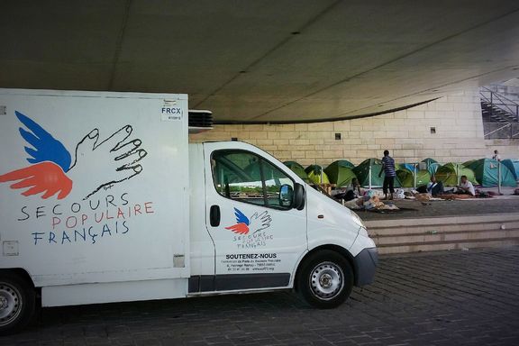 Distribution de denrées alimentaires a l'été 2015, quai d'Austerlitz, où 300 personnes campent.