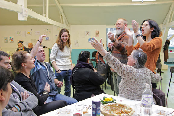 L'ambiance est joyeuse lors du repas de la maraude