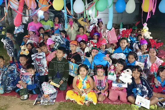 Après réception des cadeaux de Noël du Secours populaire