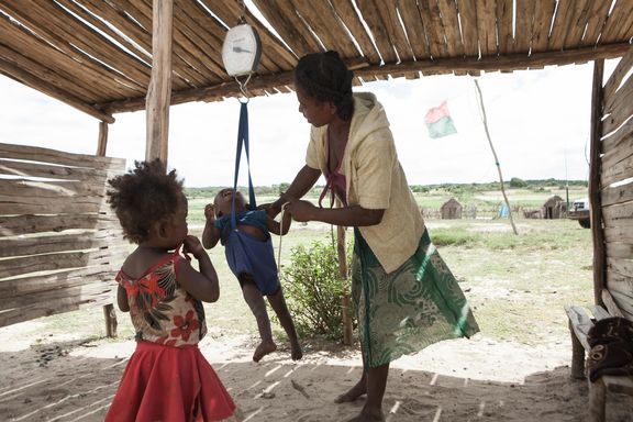 Une mère vérifie ici le poids de son enfant dans le centre médical du village.