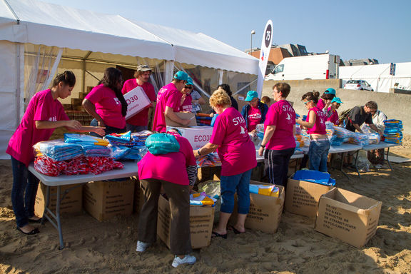 Les bénévoles, arrivés sur place bien avant les enfants, préparent le matériel : serviettes de bain, jeux, boissons, etc.