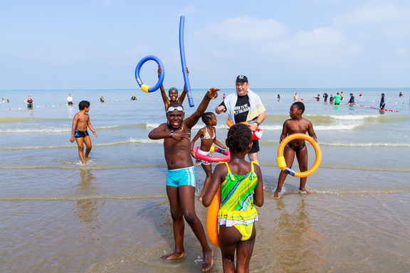 À peine arrivés, les enfants ont couru vers la mer.