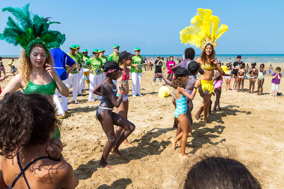 Des batucadas ont sillonné la plage et entraîné les enfants dans leur frénésie.