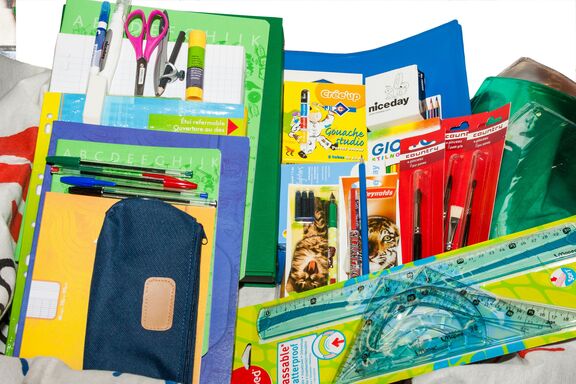 Le contenu d'un kit de fournitures scolaires