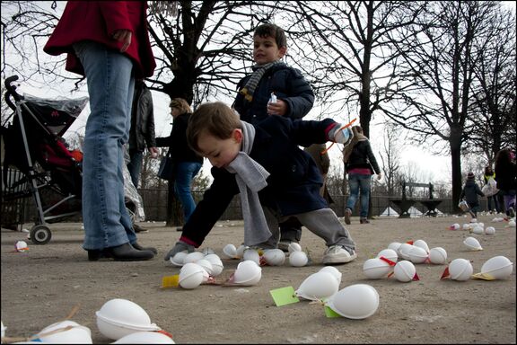 un enfant participe à la chasse aux oeufs organisée par la Fédération de Paris au jardin des Tuileries