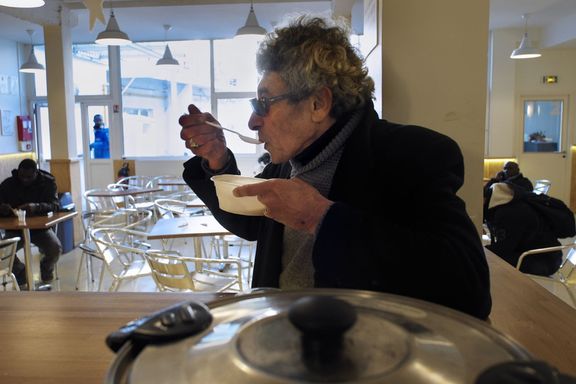 Distribution de soupe à l'accueil de jour pendant la vague de froid.