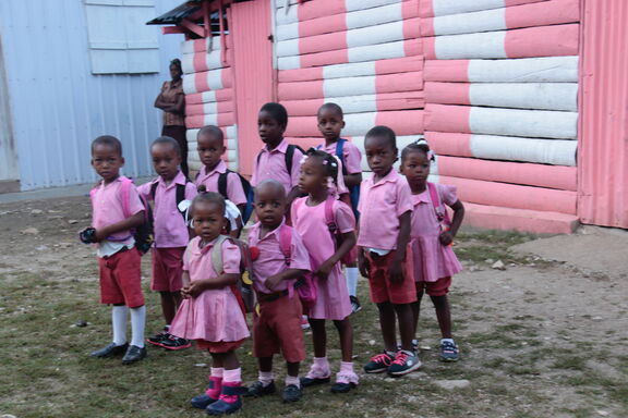 enfants d'une école réhabilitée en Haïti 