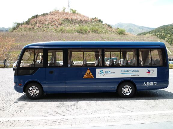un bus de ramassage scolaire d’une capacité de 30 places, financé par le Secours populaire, a été remis au maire de la commune de Ofunato, une des communes les plus dévastées de la côte.
