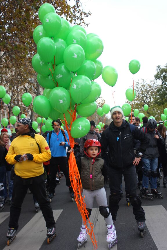 Grande Parade Rollers dans Paris pour le lancement de la campagne des Pères Noël verts - décembre 2013