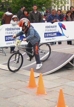 Initiation au BMX sur le parvis de Notre-Dame, le 17 mai.