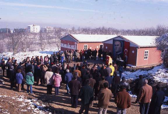 n 1999, à Degirmendere, sur les bords de la mer de Marmara, tout près de Golcuk, la zone la plus durement touchée par le séisme, les habitants furent hébergés dans des structures en dur dans l'attente de la livraison des immeubles comportant 49 appartemen