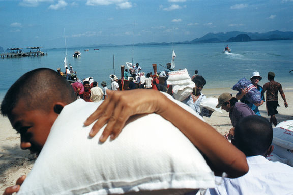 Distribution de nourriture, d’ustensiles de cuisine et de matériel scolaire à Koh Muk, Thaïlande, le 15 janvier 2005.